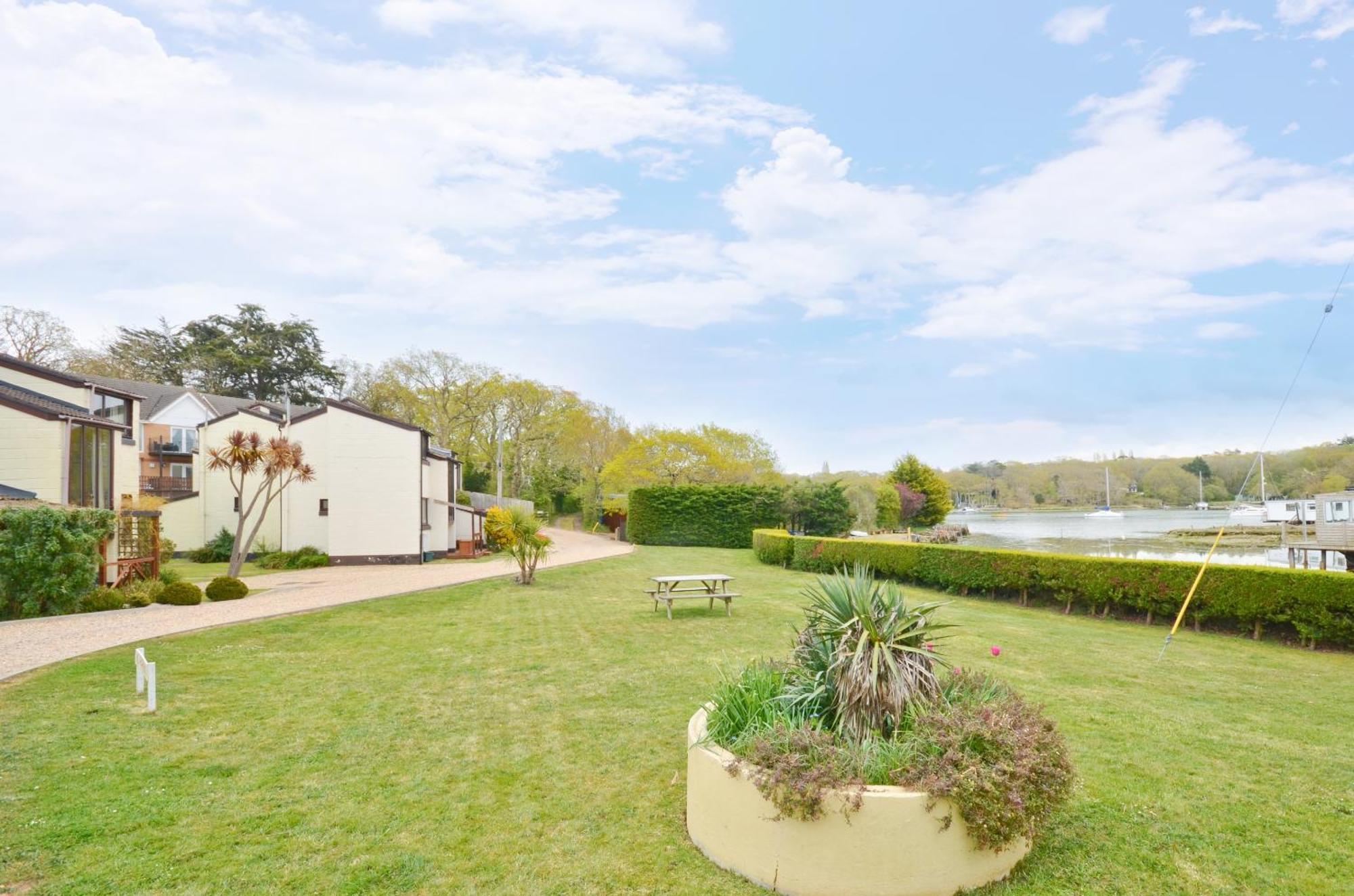 Апартаменты Whippingham, Creek Gardens - Isle Of Wight Вуттон-Бридж Экстерьер фото
