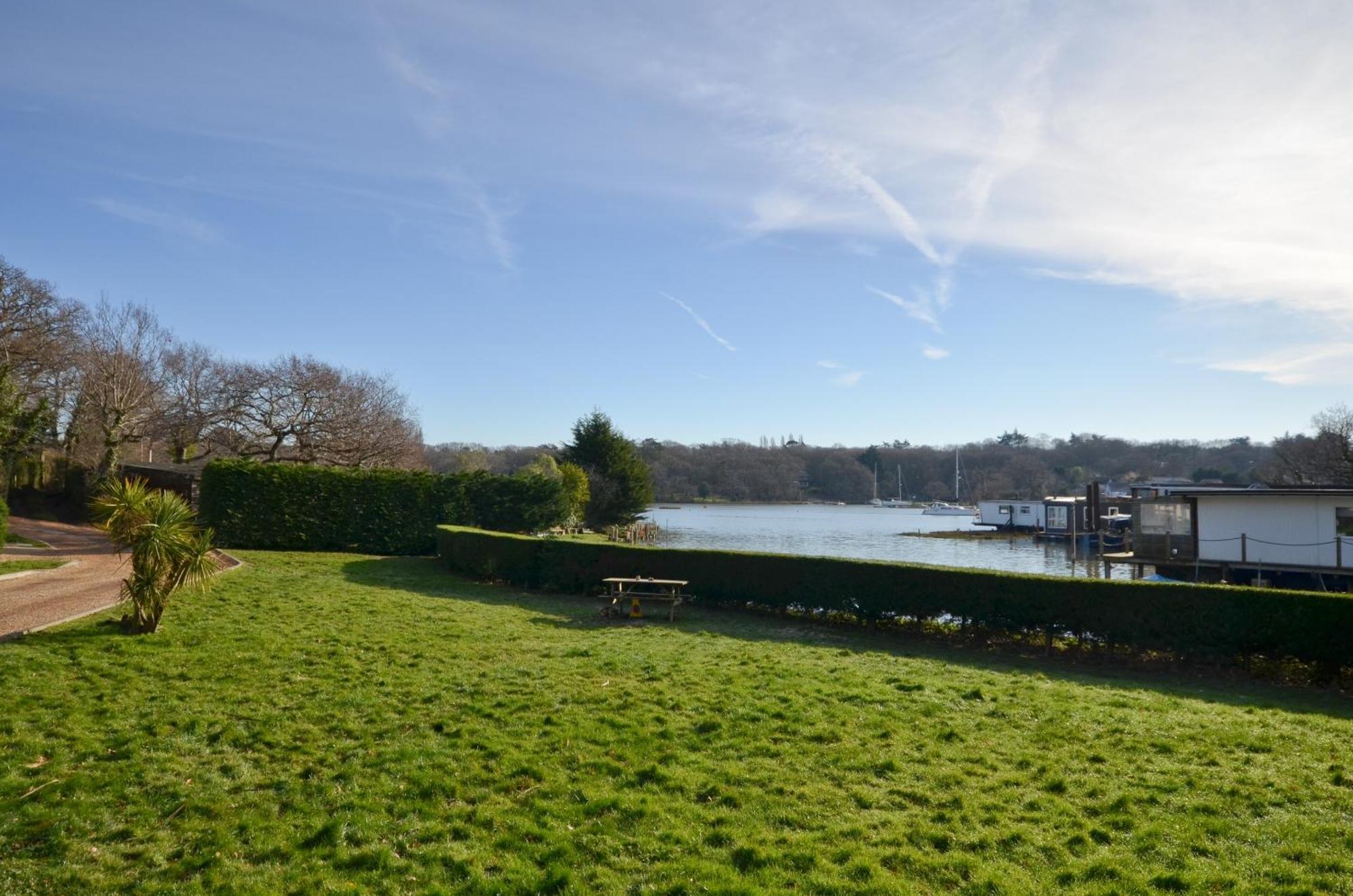 Апартаменты Whippingham, Creek Gardens - Isle Of Wight Вуттон-Бридж Экстерьер фото